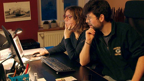 Philipps Mutter Heike unterstützt ihn bei seinem Vorhaben. Gemeinsam suchen sie im Netz nach Anhaltspunkten zu Vanessas Aufenthaltsort. Werden sie Erfolg haben? Philipps Mutter Heike unterstützt ihn bei seinem Vorhaben. Gemeinsam suchen sie im Netz nach Anhaltspunkten zu Vanessas Aufenthaltsort. Werden sie Erfolg haben? © NDR/DRIVE beta GmbH/Philipp Lippert