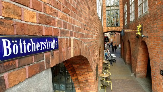 Die Böttcherstraße ist neben den "Stadtmusikanten" und dem "Schnoor" Bremens Hauptattraktion für Touristen. © NDR/Kinescope 