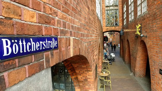 Die Böttcherstraße ist neben den "Stadtmusikanten" und dem "Schnoor" Bremens Hauptattraktion für Touristen. Die Böttcherstraße ist neben den "Stadtmusikanten" und dem "Schnoor" Bremens Hauptattraktion für Touristen. © NDR/Kinescope