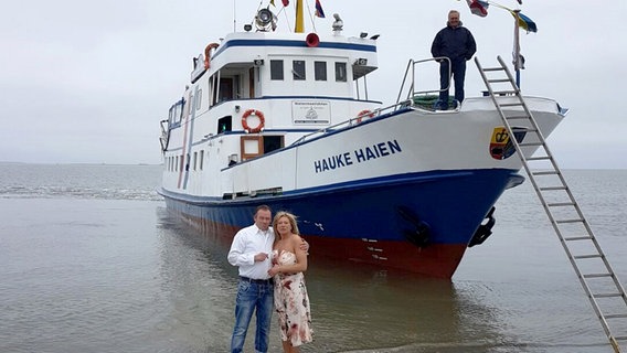 Meike und Bernd haben auf ihrem Dampfer geheiratet. © NDR 