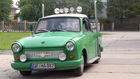 Zum PickUp umgebauter ehemaliger Trabant-Kombi. © NDR/SWR 
