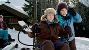 Lars (Björnar Lysfoss Hagesveen) und Simon (Oskar Lindquist, rechts) erzählen im Camp eine spannende Gruselgeschichte. © NDR/NordicStories 