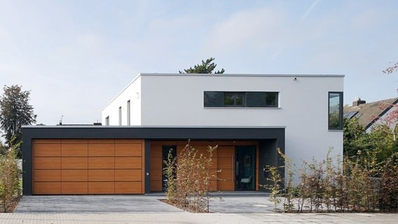 Bauhaus mit besonderen Trespaplatten an Garage und Eingang. © NDR/Rainer Mueller-Delin 