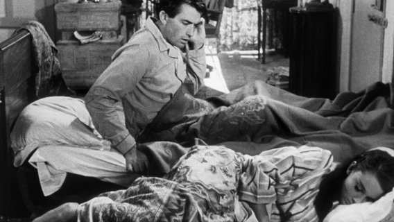 Erst am Morgen dämmert dem Journalisten Joe Bradley (Gregory Peck), dass er Prinzessin Anne (Audrey Hepburn) ein Nachtquartier gewährt hat. © NDR/BR/Telepool 