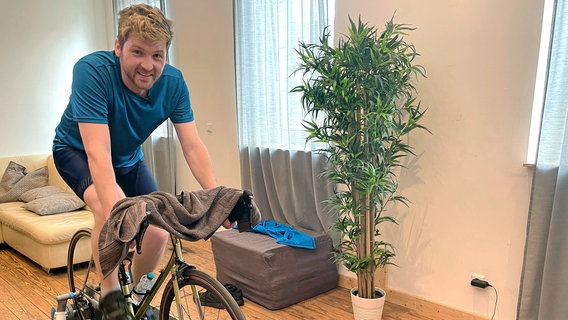Wie funktioniert Spinning zu Hause? Und was kostet das Equipment? Johannes Zenglein findet es heraus! Wie funktioniert Spinning zu Hause? Und was kostet das Equipment? Johannes Zenglein findet es heraus! © NDR/SWR/Bavaria Entertainment GmbH