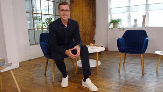 Gesund durch den Sommer mit Dr. Johannes Wimmer und seiner Talkshow der ganz besonderen Art. Er und seine Gäste reden über das, was jetzt im Sommer für Gesundheit und Wohlbefinden wichtig ist. Denn Wissen ist die beste Medizin, und das ganz ohne Risiken und Nebenwirkungen. Gesund durch den Sommer mit Dr. Johannes Wimmer und seiner Talkshow der ganz besonderen Art. Er und seine Gäste reden über das, was jetzt im Sommer für Gesundheit und Wohlbefinden wichtig ist. Denn Wissen ist die beste Medizin, und das ganz ohne Risiken und Nebenwirkungen. © NDR/SemperFi GmbH/Peter Lund