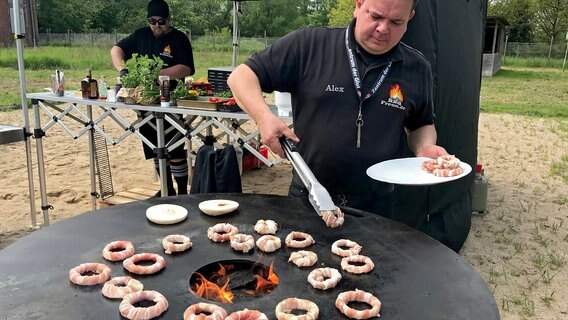 Eine Plancha darf in der Ausrüstung eines Profi-Grillers nicht fehlen. © NDR/produktion clipart 