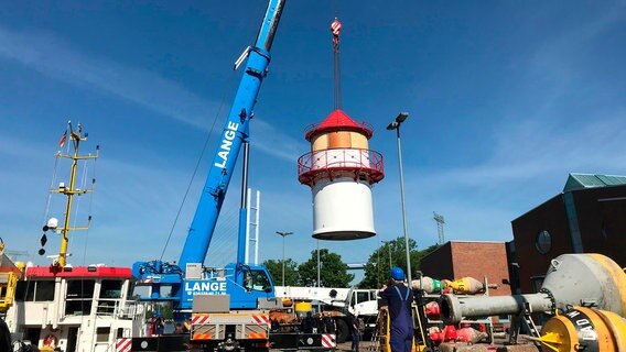 Der Ranzower Leuchtturm beim Verladen auf den Tonnenleger Ranzow in Stralsund. © NDR/Jela Henning 