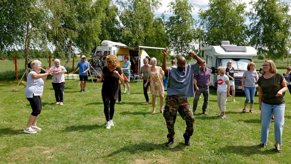 Let’s dance auf dem Campingplatz – mit Bettina Tietjen und Yared Dibaba. © NDR/beckground tv/Marvin Vehring 