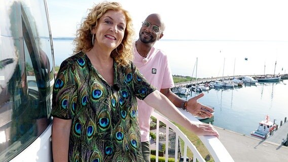 Bettina Tietjen und Yared Dibaba hoch oben auf dem Leuchtturm der Insel Poel. © NDR/beckground tv/Marvin Vehring 