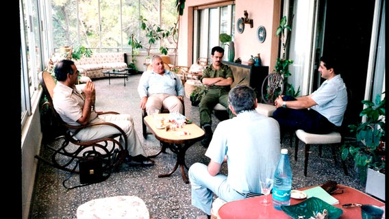 Baschir Gemayel, Ariel Scharon und libanesische Generäle im Libanon in 1982. © NDR/Amit Goren Productions ltd 