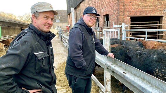 Stefan Pistol will wissen, wo sein Fleisch herkommt. Regelmäßig trifft er sich mit Produzenten und Züchtern aus dem Land. © NDR/Populärfilm 