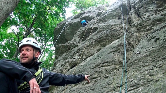 Daniel Dammeier bietet im Ith Kletterkurse an. © NDR/Tobias Hartmann 