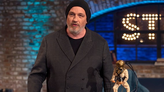 Sträters Kommentar zu seiner Show: „Gute Gäste, oft überambitionierte Zwischenmoderationen und mir am Herzen liegende Rubriken. Sträter! Gute Sendung. Was soll ich auch sonst sagen? Ich habe ja recht.“ – Moderator Torsten Sträter. © NDR/WDR/Melanie Grande 