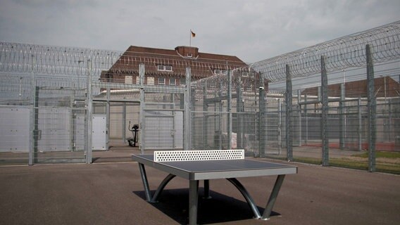 Hinter den hohen Mauern ist der Weg für die Menschen in Abschiebungshaft zu Ende. Sie müssen Deutschland wieder verlassen. Wie sich das anfühlt, beschreibt der Iraner Ehsan Abri, der schon mal für 49 Tage in Abschiebungshaft war, so: "Man ist hoffnungslos, fühlt sich einsam." Insgesamt 50 Millionen hat der Umbau der ehemaligen Kaserne zur Abschiebungshafteinrichtung gekostet, jährlich kommen Betriebskosten von 18 Millionen (6 Millionen je Bundesland) hinzu. © NDR 
