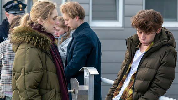 Ben Witt (Emil Belton) ist Karin Lossows Großneffe. Ellen Norgaard spricht mit ihm (Rikke Lylloff, l.) © NDR/ARD-Degeto/Oliver Feist 