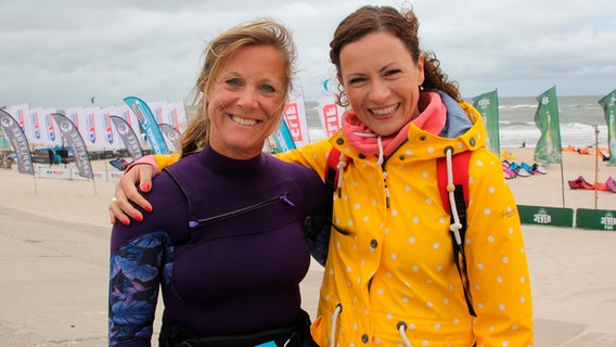 Kitesurfer lieben den Wind und die Wellen von Sylt. Anne Willmes (r) trifft Sonja Bunte, die ihr Hobby zum Beruf gemacht hat, beim Kitesurf World Cup am Strand von Westerland. © NDR/WDR/Alice Tschöke 