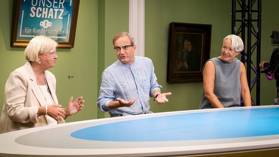 Zu der Jury gehören neben Prof. Dr. Katja Lembke (r.), Direktorin des Niedersächsischen Landesmuseums Hannover, die Historikerin Prof. Dr. Gunilla Budde (l.) und der "geborene Niedersachse", Moderator und Komiker Wigald Boning. Zu der Jury gehören neben Prof. Dr. Katja Lembke (r.), Direktorin des Niedersächsischen Landesmuseums Hannover, die Historikerin Prof. Dr. Gunilla Budde (l.) und der "geborene Niedersachse", Moderator und Komiker Wigald Boning. © NDR/dm film und tv produktion