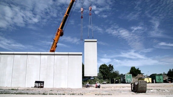 Um die geplante Abschiebungshafteinrichtung in Glückstadt wird eine sechs Meter hohe Mauer gebaut. © NDR 