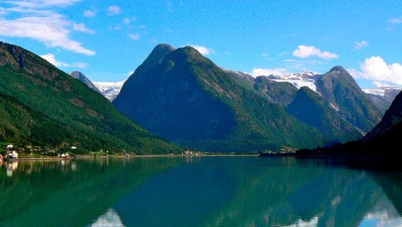 Eingerahmt von schroffen Gipfeln und Gletschern: Norwegens Sognefjord. © NDR/Visit Sognefjord 