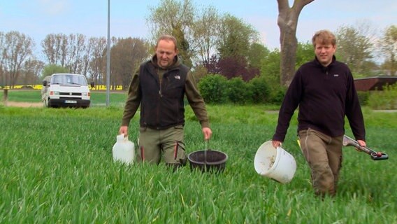 Landwirt Mathias Zeitke und Felix Kremersköthen setzen auf konservierende Landwirtschaft und verzichten auf mechanische Bodenbearbeitung. © NDR/Sabelli Film 