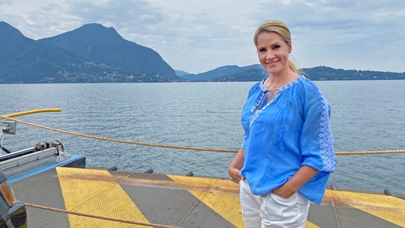 Judith Rakers Reise beginnt in Ascona direkt mit einer Bootsfahrt auf dem Lago Maggiore. © NDR/WDR/Andreas Schlosser/Bavaria Entertainment GmbH 