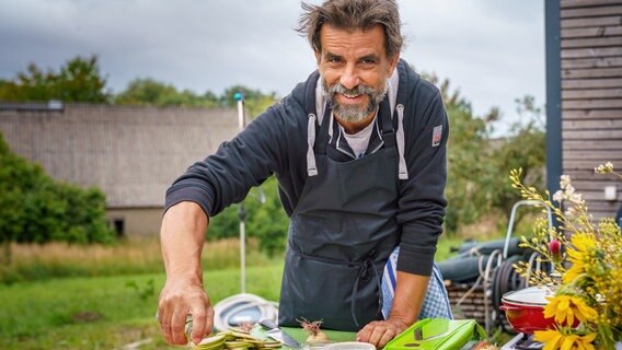 Für sein Menü verwendet Olaf ausschließlich Zutaten aus seinem Gemüsegarten. © NDR/Doclights GmbH/Marc Vorwerk 