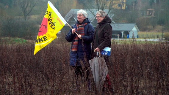 2017 Im Winter: Rita und Käthe auf dem leeren Acker, auf dem das Dorf gebaut werden soll. © NDR/Koberstein Film 