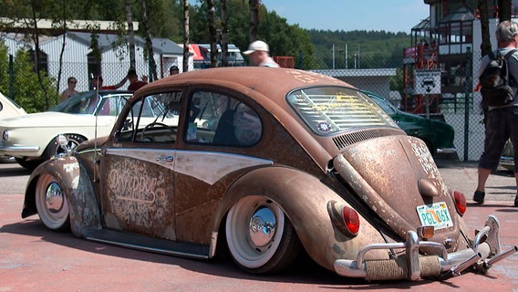 „Low Bug“ auf dem Bugfest im belgischen Spa, eines der größten und verrücktesten Käfer-Treffen der Welt. © NDR/SWR 