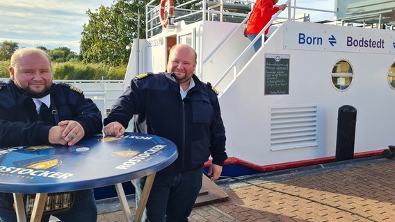 Michael und Martin Rasche - mit ihrer "Heidi" schippern sie Fahrradtouristen von Boddenort zu Boddenort. Michael und Martin Rasche - mit ihrer "Heidi" schippern sie Fahrradtouristen von Boddenort zu Boddenort. © NDR