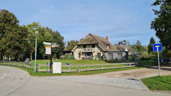 Große, unbebaute Flächen vor den Häusern in Born. Das wollen die Borner*innen bewahren. © NDR 