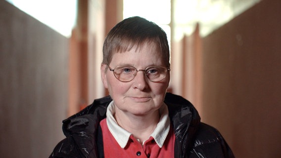Beate wuchs in der Psychiatrie auf, glaubte ihre Mutter sei tot. Beate wuchs in der Psychiatrie auf, glaubte ihre Mutter sei tot. © NDR