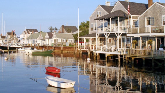 Nah am Wasser gebaut: Alte Holzhäuser aus dem 17. und 18. Jahrhundert säumen das Hafenbecken von Nantucket vor der Küste Neuenglands, USA. © NDR/Michael Galvin/Nantucket Chamber of Commerce 