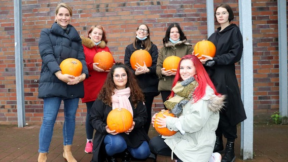 Kürbisse für Halloween - die Gruppe aus dem Janusz-Korczak-Haus will mit Judith Rakers schnitzen und dekorieren. © NDR/Ute Jurkovics 