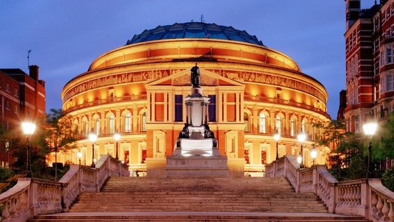 Klassik-Fans in aller Welt fiebern ihr entgegen: der „Last Night of the Proms“. In der Royal Albert Hall werden Fahnen geschwungen, vielerorts wird lauthals mitgesungen. © NDR/WDR/Royal Albert Hall 