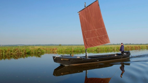 Im Teufelsmoor - wie die Moorbauern früher - mit dem Torfkahn auf der Hamme unterwegs. © NDR/MANFRED SCHULZ TV & FilmProduktion 