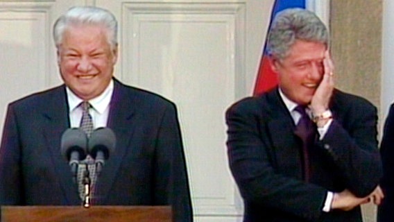 Boris Jelzin und Bill Clinton lachen über die Presse. © NDR 