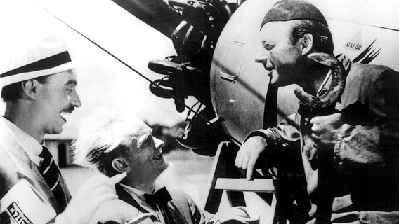 Flugschüler Otto Groschenbügel (Heinz Rühmann, re.), genannt "Quax", gibt mächtig an, als ihn zwei Journalisten interviewen. © NDR/ARD/Degeto 