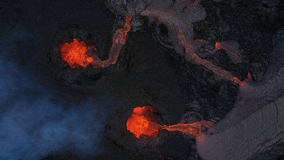 Gerade ist der Vulkan Fagradalsfjall auf der Halbinsel Reykjanes nahe Reykjavik ausgebrochen. © NDR/elb motion pictures GmbH 