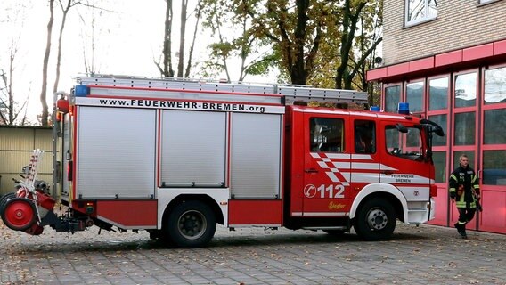 Ein Löschtrupp der Bremer Feuerwehr kehrt zurück vom Einsatz. © NDR/Bremedia Produktion/Alexandra Hardorf 