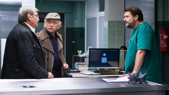 Rechtsmedizin: Dr. Oliver Körfer (Peter Trabner, r.) hat Neuigkeiten für Edwin (Tilo Prückner, M.) und Günter (Wolfgang Winkler, l.). © NDR/ARD/Kai Schulz 