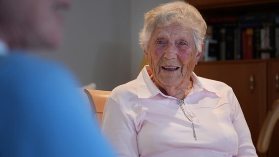 Irmgard Eiben aus Wilhelmshaven war bereits nahezu taub. Mit 94 Jahren hat sie sich ein Cochlea-Implantat setzen lassen und blüht seitdem regelrecht auf. © NDR 