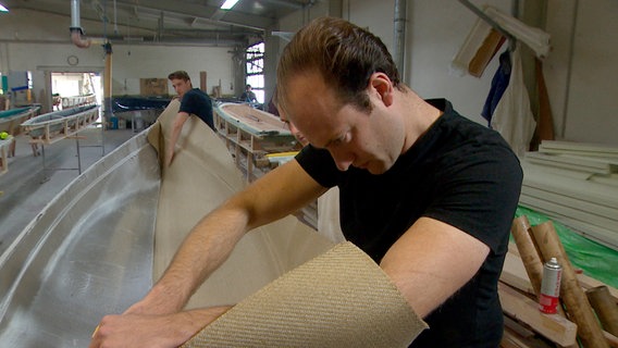 Alles Handarbeit. Der Bootsbaumeister Eike Baumgarten baut als erster in Deutschland Ruderboote aus Flachsfasern. Der Jungunternehmer aus Warin in Mecklenburg-Vorpommern hat Kunden in ganz Europa. © NDR/Populärfilm 