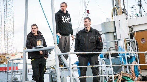 Kay Briesewitz (r.) und seine Crew an Board der "Blauwal". © NDR/cineteam hannover/Franz Bischof 