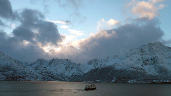 Fjorde, Meer und Berge: Norwegens Küste auf Höhe der Lofoten ist beeindruckend und vielfältig. © NDR/Philip Metelmann 