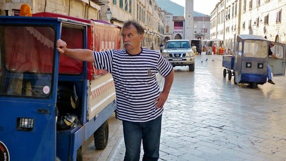 Željko Čismić, der Chef der Elektrokarren-Flotte auf dem Stradun, Dubrovniks Hauptstraße. Ohne ihn bricht die Versorgung von Dubrovniks Altstadt zusammen. © NDR/nonfictionplanet/Florian Huber 
