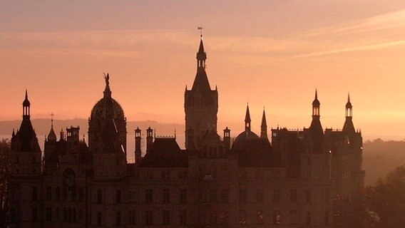 Das Schweriner Schloss im Morgenlicht. © NDR 