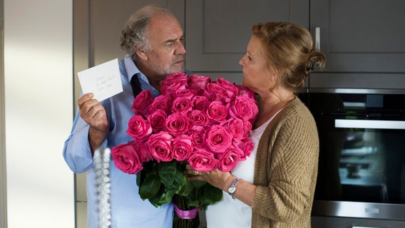 Georg (Christian Kohlund) wundert sich: Wer hat seiner Frau Christine (Suzanne von Borsody) die Rosen geschickt? © NDR/ARD Degeto/Thorsten Jander 