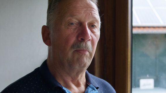Wilfried Wagner lebt im Dorf Dannenrod direkt gegenüber von zugereisten Umweltaktivisten, die den Bau der A49 verhindern wollen: "Mit denen tausche ich mich aus Prinzip nicht aus." Wilfried Wagner lebt im Dorf Dannenrod direkt gegenüber von zugereisten Umweltaktivisten, die den Bau der A49 verhindern wollen: "Mit denen tausche ich mich aus Prinzip nicht aus." © NDR