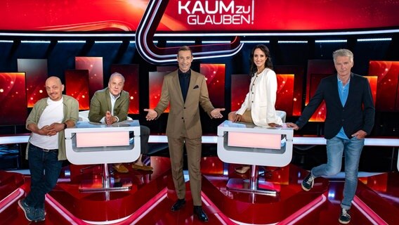 von links nach rechts: Bernhard Hoëcker, Hubertus Meyer-Burckhardt, Kai Pflaume, Stephanie Stumph, Jörg Pilawa von links nach rechts: Bernhard Hoëcker, Hubertus Meyer-Burckhardt, Kai Pflaume, Stephanie Stumph, Jörg Pilawa © NDR/Thorsten Jander